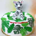 Tort z białym tygryskiem