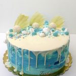 niebiesko biały drip cake