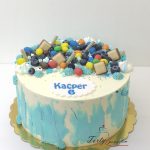 tort bez masy cukrowej z kolorowymi słodkościami