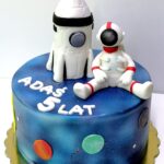 Tort z rakietą i kosmonautą