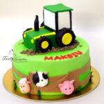 Tort z traktorem i zwierzętami