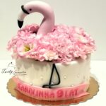 Tort z flamingiem i żywymi kwiatami