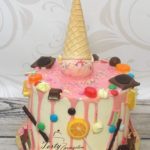 tort drip ze słodyczami i lodem