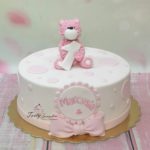 tort z różowym misiem na roczek