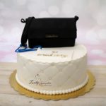 tort z czarną torebką Calvin Klein