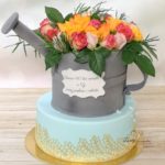 tort z konewką i kwiatami