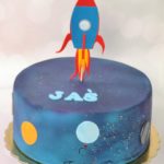 tort z planetami i rakietą