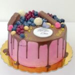 rożowy tort drip cake z owocami