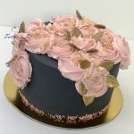 kobiecy tort czarny z kremowymi różami