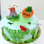 tort z wulkanem i dinozaurem