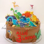 tort z wydrukami dinozaurów