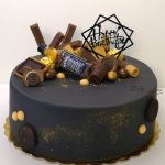 czarny tort z jack daniels i słodyczami
