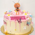 tort drip z pszczółką Mają
