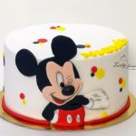 tort z myszką Miki na boku tortu