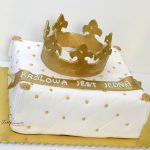 tort poduszka ze złotą koroną