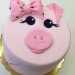 tort świnka z kokardą
