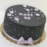 delikatny tort czarny z liliowymi dodatkami