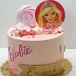 tort bez masu cukrowej z motywem Barbie