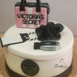 elegancki tort dla kobiety z torebka i kluczykami do auta