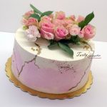 tort różowo biały bez masy cukrowej z żywymi kwiatami