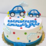 tort z autkami na roczek