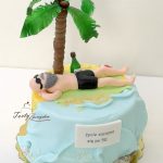 tort z facetem pod palmą