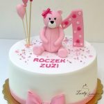 tort z różowym misiem i balonikami