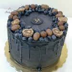 czarny tort bez masy cukrowej z czekoladkami i owocami