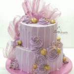 fioletowy tort piętrowy bez masy cukrowej z przeżroczystą dekoracja