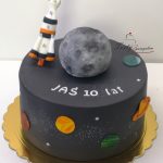 kosmiczny tort z księżycem i rakietą
