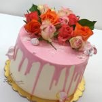 tort drip z różami