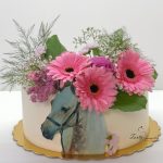 tort z koniem w kwiatach