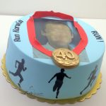 tort z medalem dla biegacza