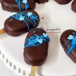 cakesicle czekoladowe z niebieskim dekorem
