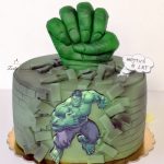 tort Hulk z ręką