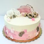 tort bez masy cukrowej rózowo biały z złotymi dodatkami