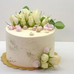 tort bez masy cukrowej z białymi kwiatami