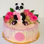tort drip z kwiatami i pandą