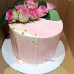 tort typu drip z zywymi kwiatami