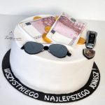 tort z pieniędzmi kluczykami i okularami