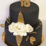 czarny tort ze złotymi dodatkami na 18- stke