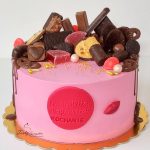 różowy tort drip ze słodyczami