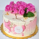 tort bez masy cukrowej dla kobiety z różami