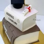 tort dla prawniczki z książkami