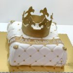 tort z koroną dla króla