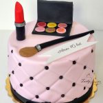tort z kosmetykami dla nastolatki