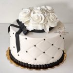 biały tort pikowany z białymi różami