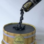 tort beczka piwa Guinness z puszką piwa