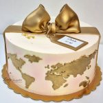 złoty tort z kokardą dla podróżniczki