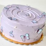 liliowy tort z motylkami
